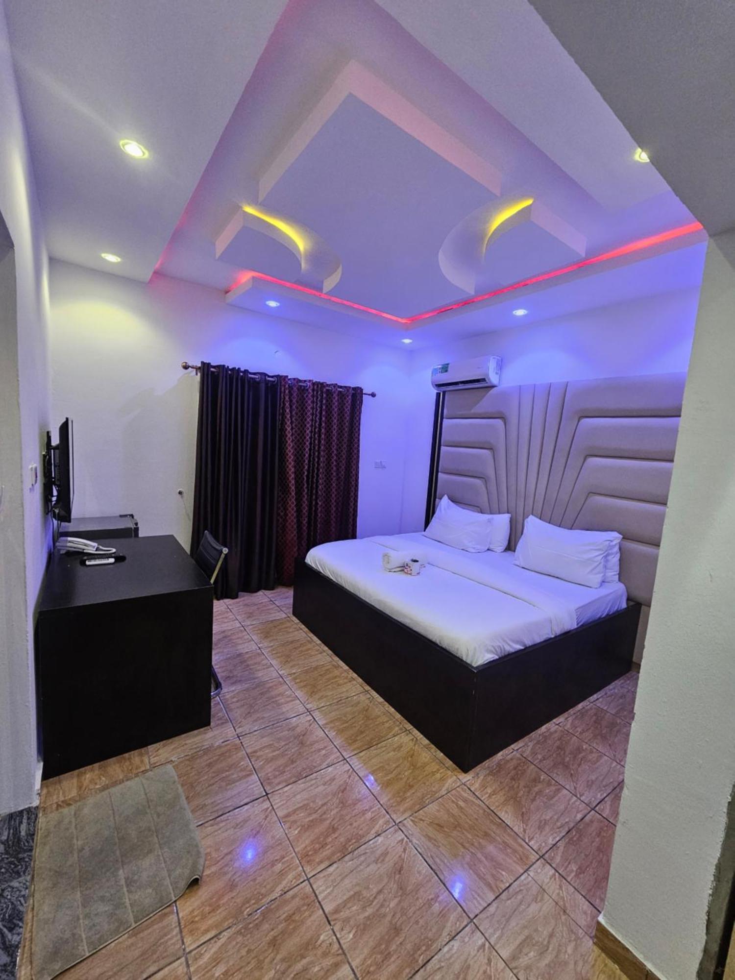 Vhs Vinchee Suites Lagos Exterior photo