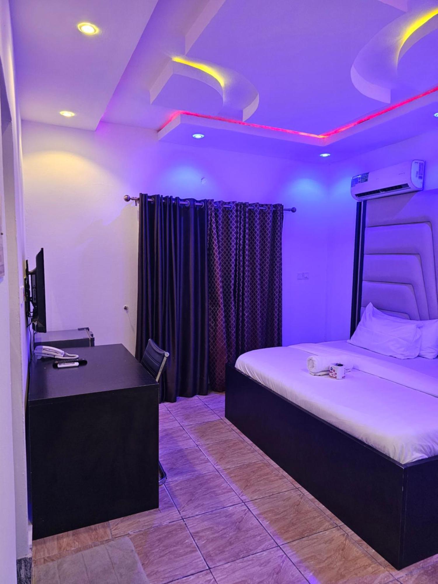 Vhs Vinchee Suites Lagos Exterior photo