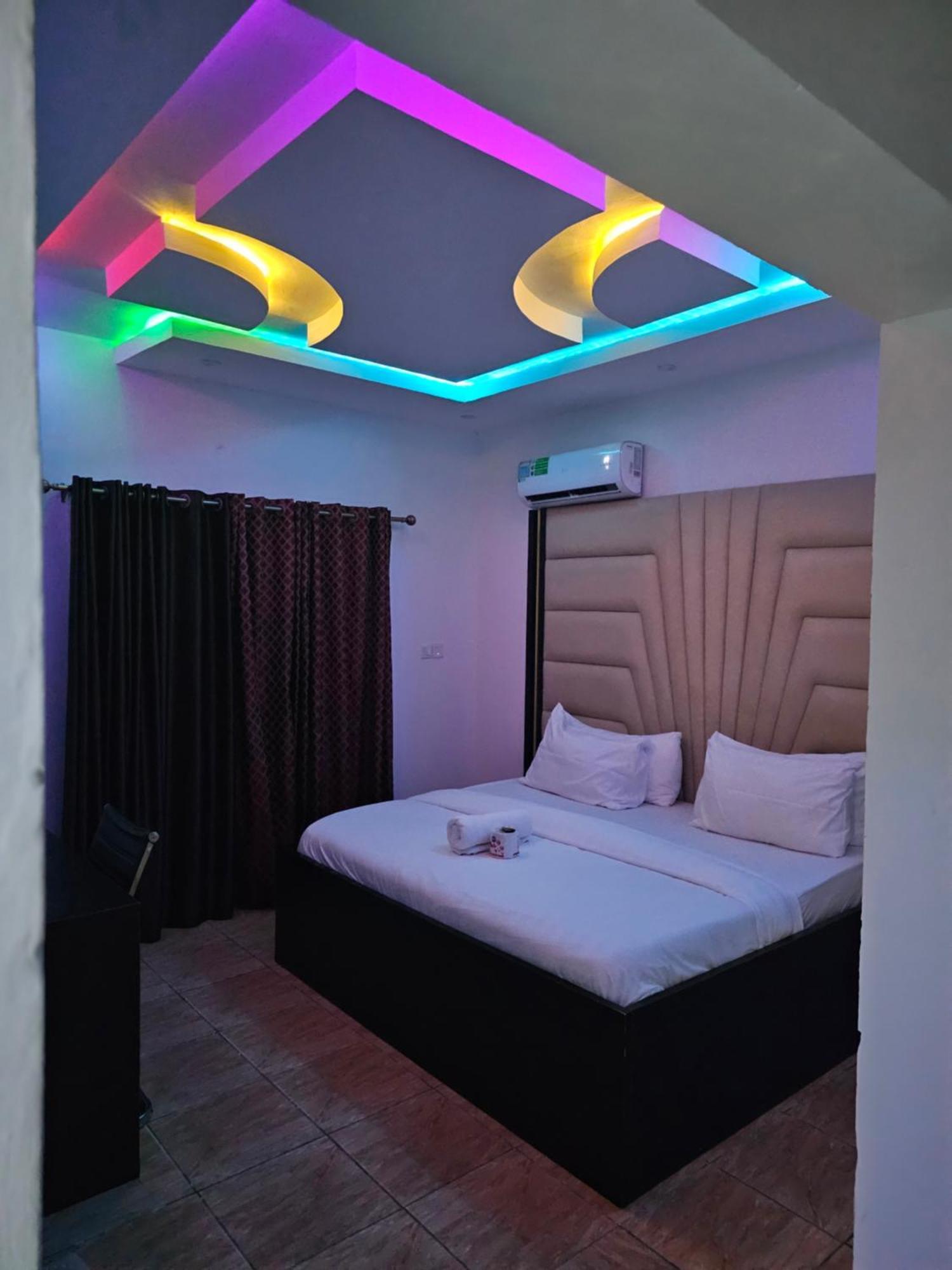 Vhs Vinchee Suites Lagos Exterior photo
