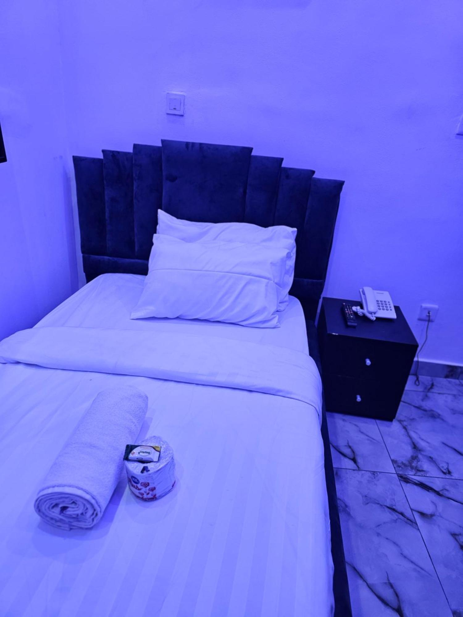 Vhs Vinchee Suites Lagos Exterior photo