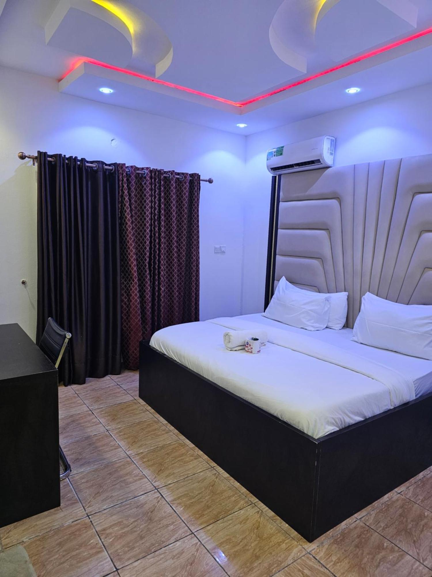 Vhs Vinchee Suites Lagos Exterior photo