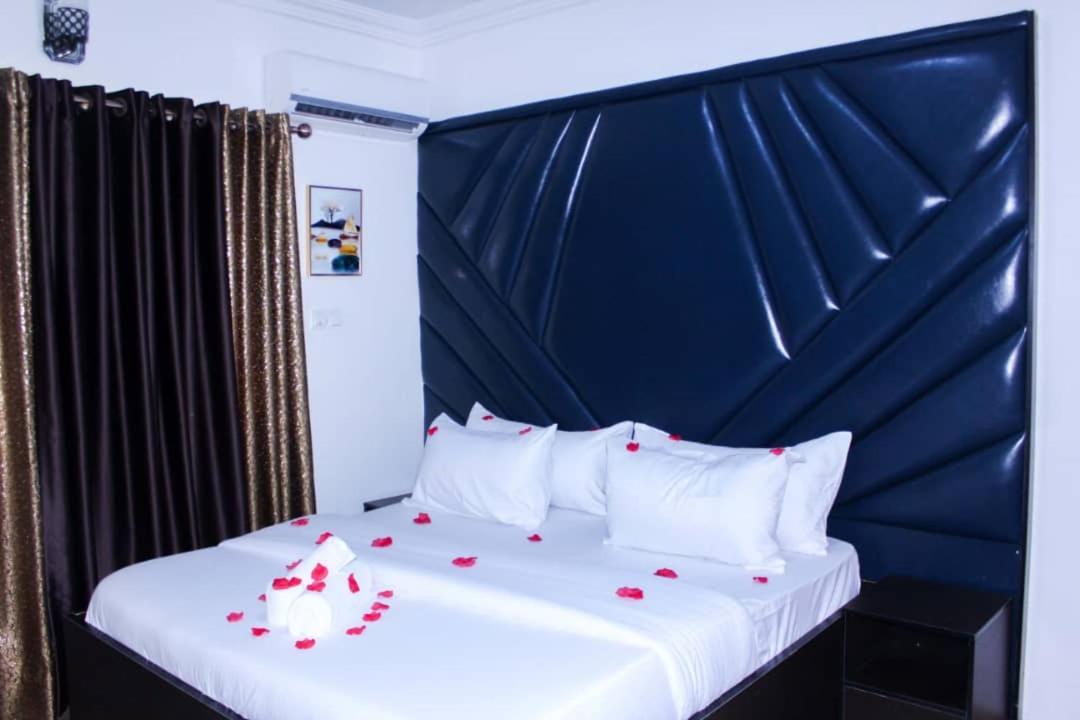 Vhs Vinchee Suites Lagos Exterior photo
