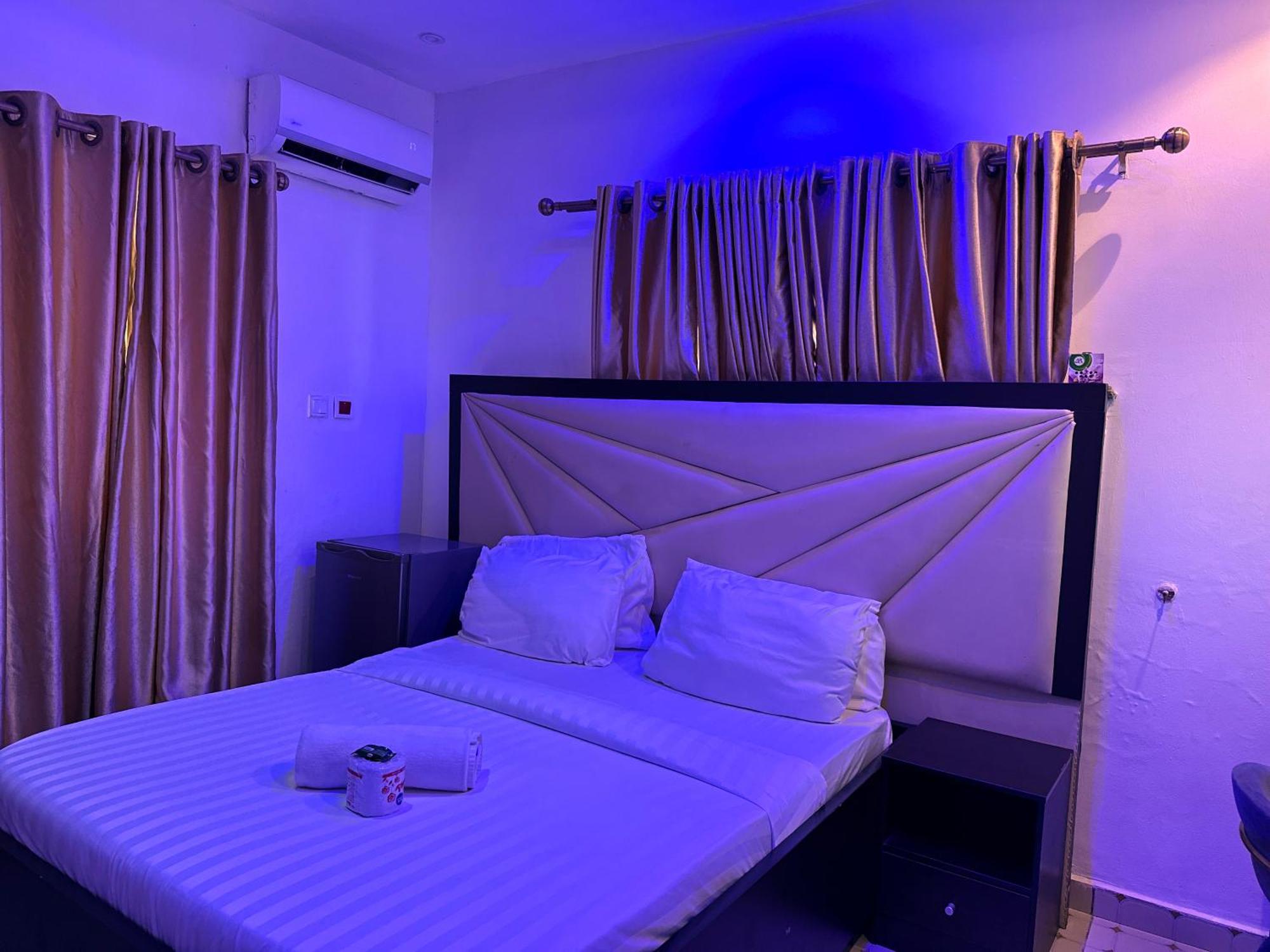 Vhs Vinchee Suites Lagos Exterior photo